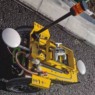 Intelligente robot voor het markeren van de weg met GPS-satellietpositiëring