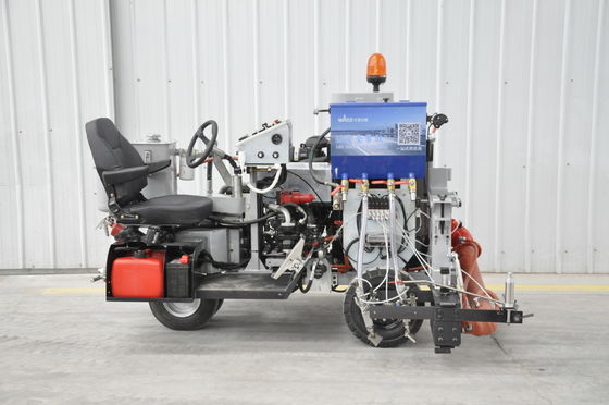 Kleine passagiersrijende thermoplastische weglijnmarkeringsauto uitgerust met een verfvat van 400 kg